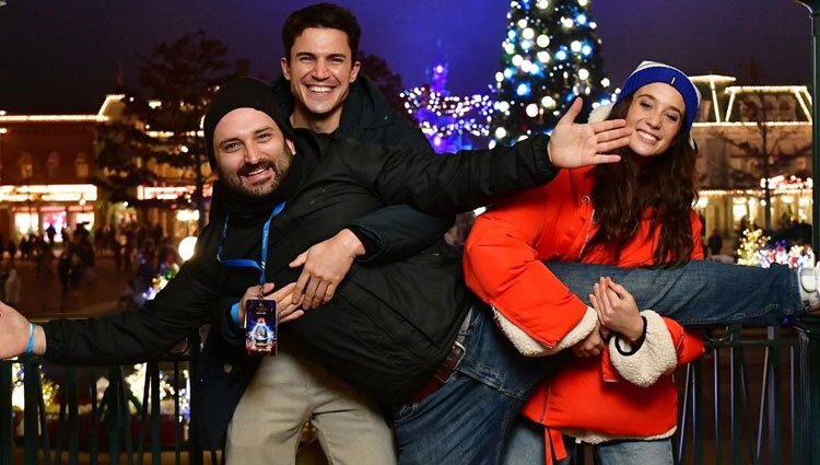 Álex González y María Pedraza con Marcos Cabotá en Disneyland París