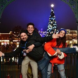 Álex González y María Pedraza con Marcos Cabotá en Disneyland París