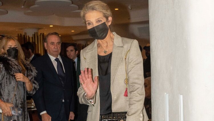 La Infanta Elena saludando en los premios de la peña taurina Las Meninas de España