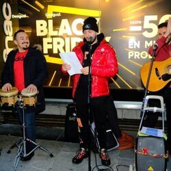 Omar Montes leyendo la letra de su nueva canción en su presentación en Madrid