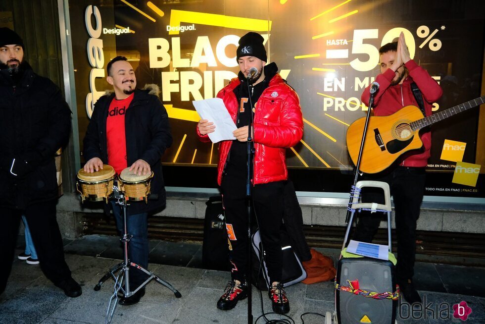 Omar Montes leyendo la letra de su nueva canción en su presentación en Madrid