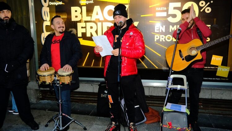 Omar Montes leyendo la letra de su nueva canción en su presentación en Madrid