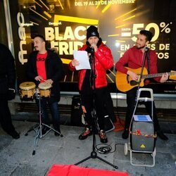 Omar Montes leyendo la letra de su nueva canción 'Escanea' en Madrid