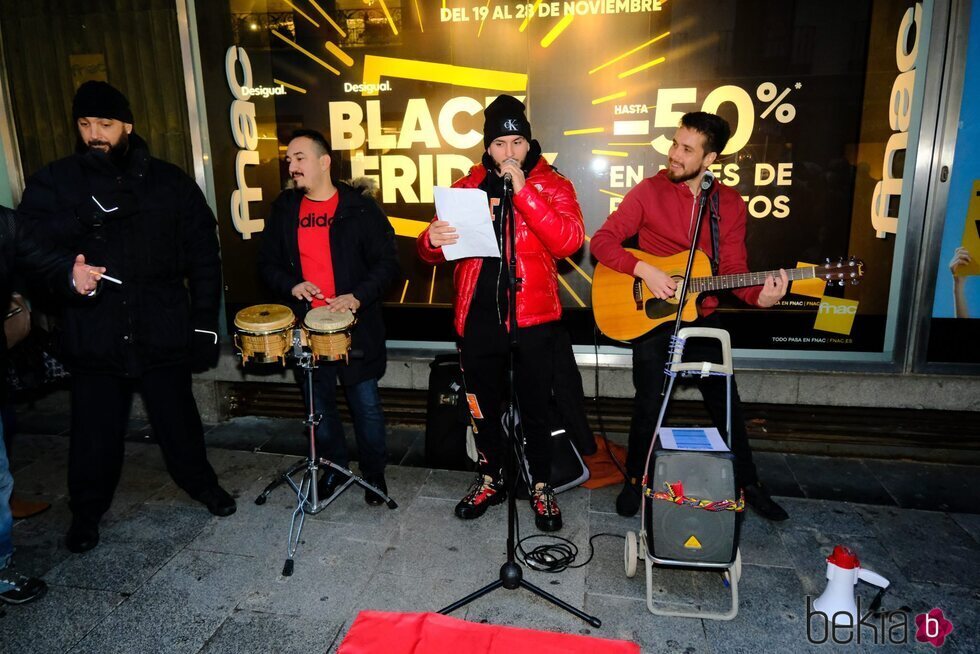 Omar Montes leyendo la letra de su nueva canción 'Escanea' en Madrid