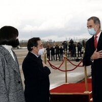 Los Reyes Felipe y Letizia saludando a las autoridades en su despedida en Madrid por su Visita de Estado a Suecia