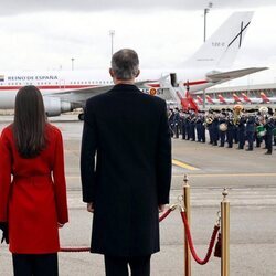 Los Reyes Felipe y Letizia en su despedida en Madrid por su Visita de Estado a Suecia