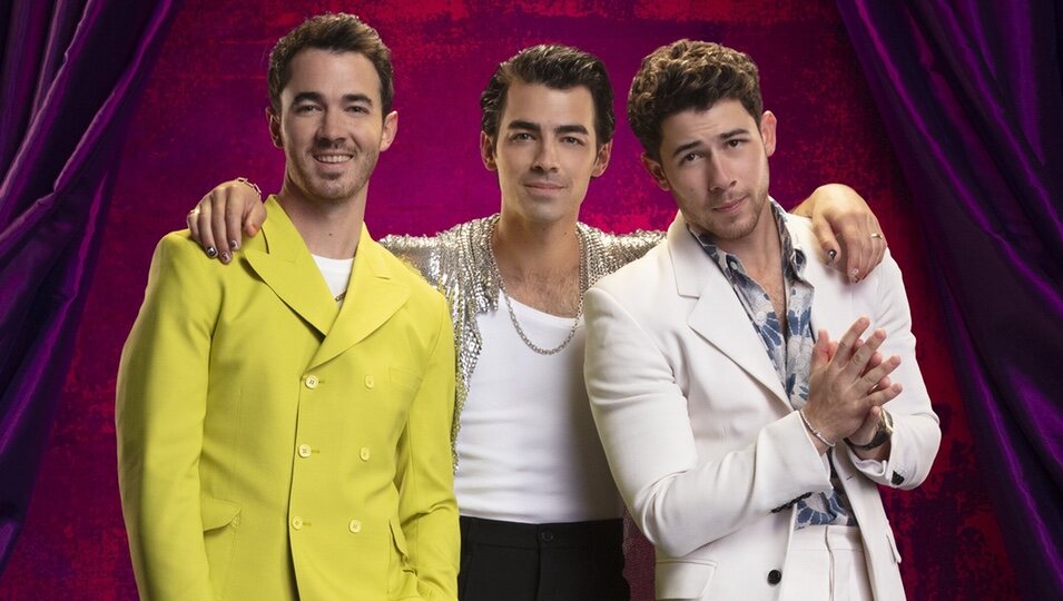 Nick, Joe y Kevin Jonas en la foto promocional de 'Jonas Brothers Family Roast'