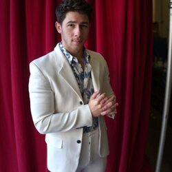 Nick Jonas en la foto promocional de 'Jonas Brothers Family Roast'