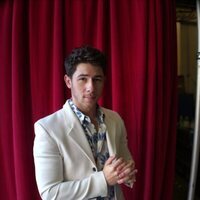 Nick Jonas en la foto promocional de 'Jonas Brothers Family Roast'