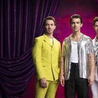 Los Jonas Brothers en la foto promocional de su programa de humor 'Family Roast'