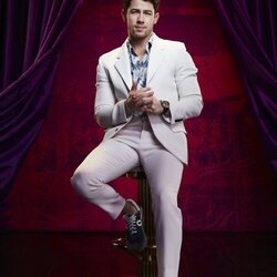 Posado de Nick Jonas en su programa 'Jonas Brothers Family Roast'