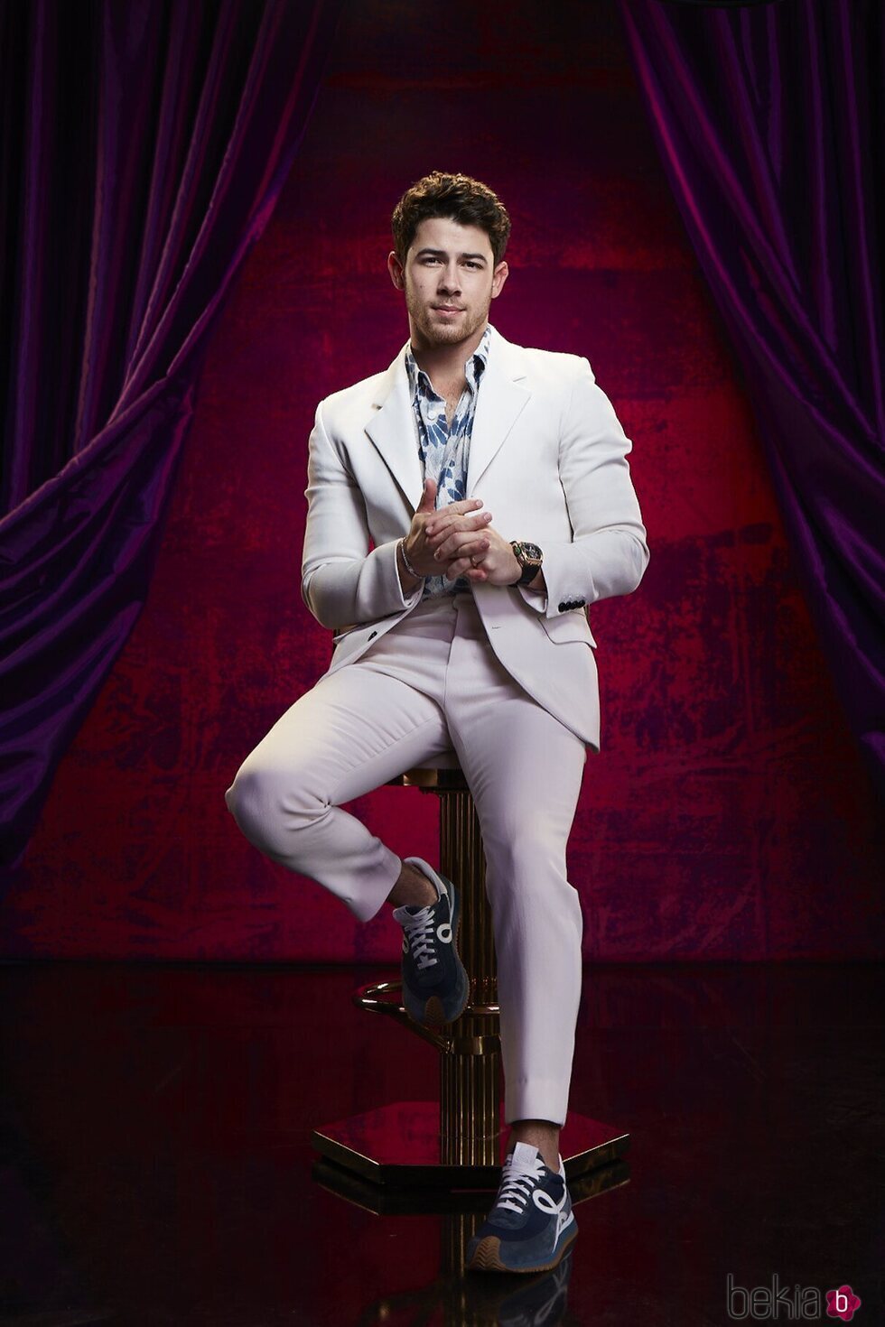 Posado de Nick Jonas en su programa 'Jonas Brothers Family Roast'