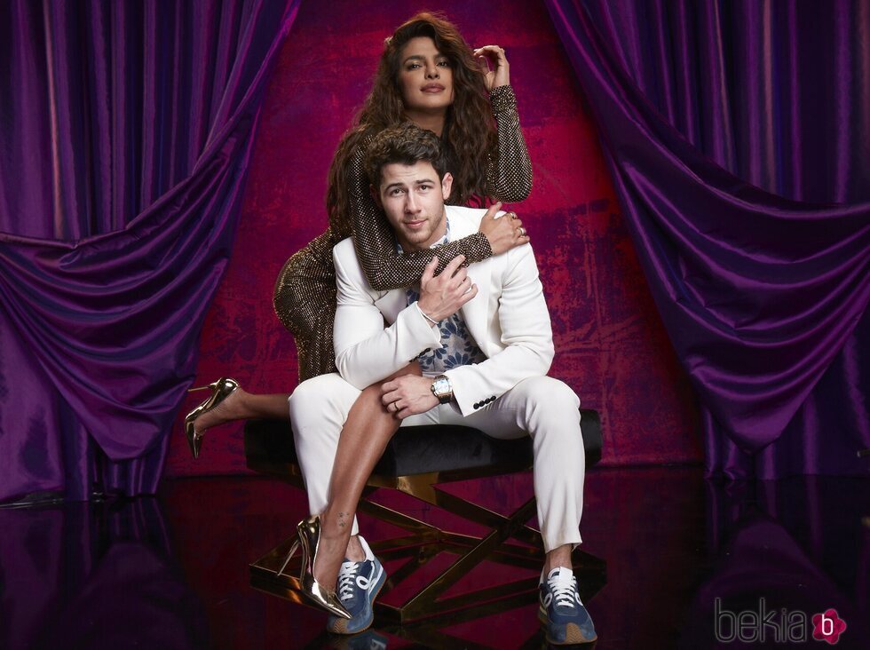 Nick Jonas y Priyanka Chopra en el programa 'Jonas Brothers Family Roast'