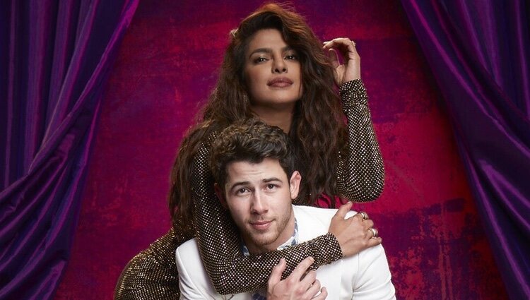 Nick Jonas y Priyanka Chopra en el programa 'Jonas Brothers Family Roast'