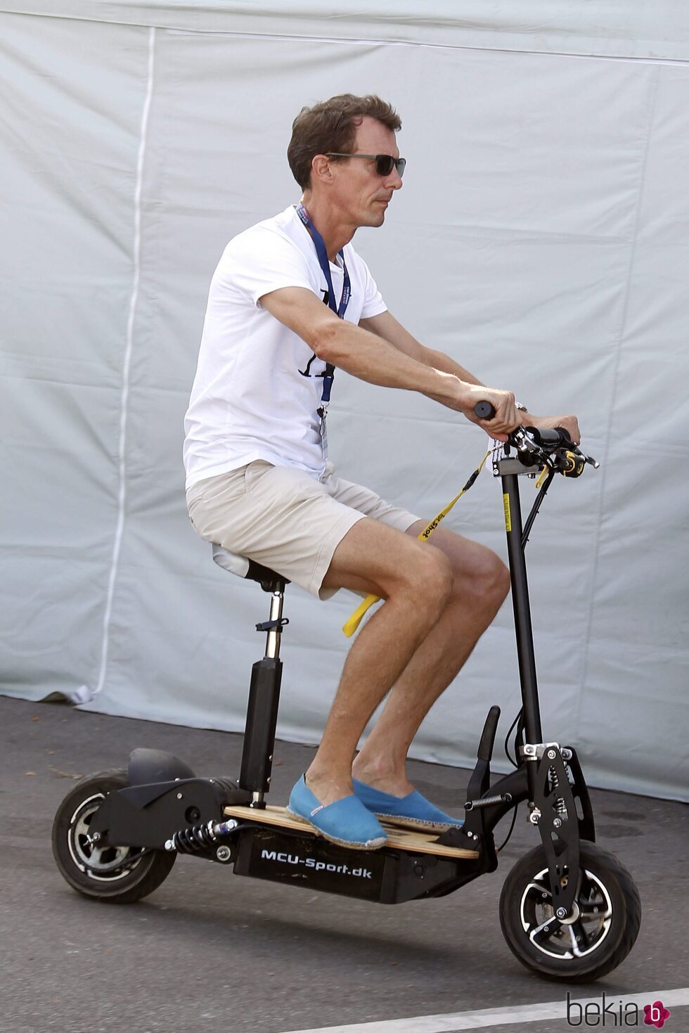 Joaquín de Dinamarca en un patinete