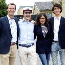 Joaquín de Dinamarca y Alexandra Manley con sus hijos Nicolás y Félix en la graduación de Félix de Dinamarca