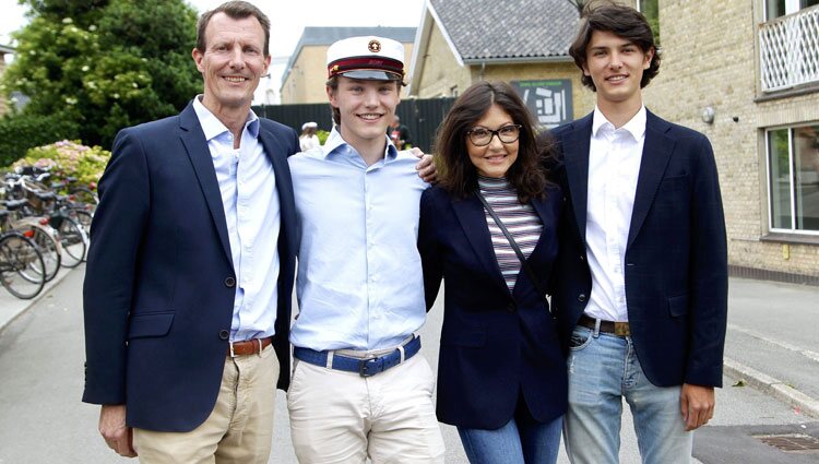 Joaquín de Dinamarca y Alexandra Manley con sus hijos Nicolás y Félix en la graduación de Félix de Dinamarca