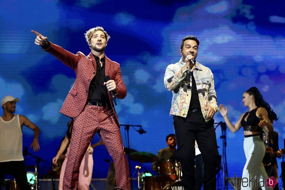 David Bisbal y Luis Fonsi en su actuación en los Premios Cadena Dial 2021