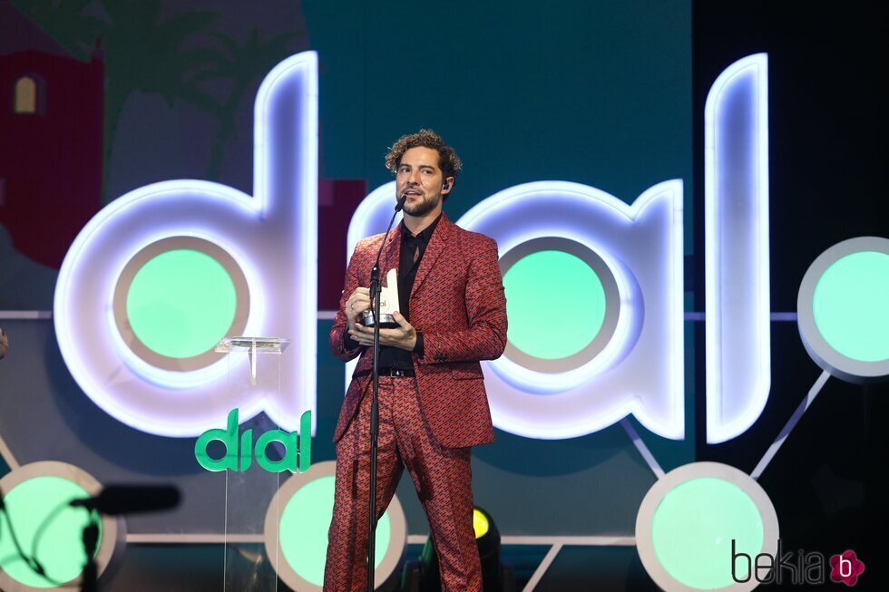 David Bisbal recoge su galardón en los Premios Cadena Dial 2021