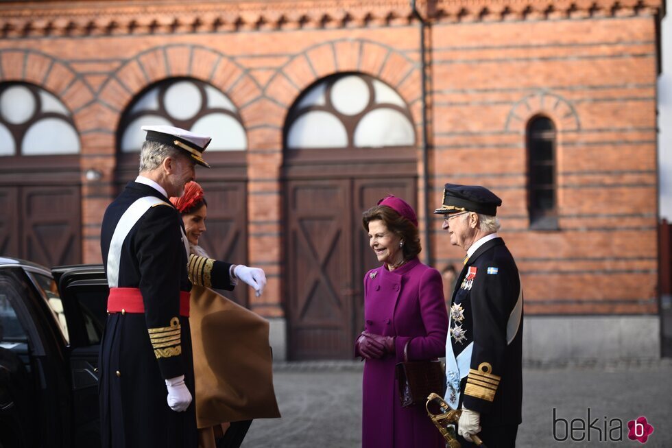 Los Reyes Felipe y Letizia saludan a Carlos Gustavo y Silvia de Suecia en su Visita de Estado a Suecia