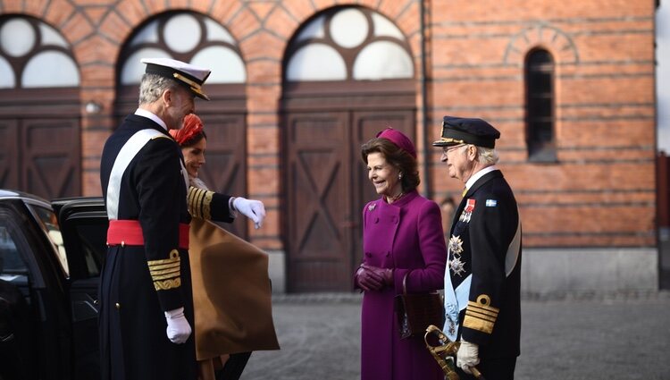 Los Reyes Felipe y Letizia saludan a Carlos Gustavo y Silvia de Suecia en su Visita de Estado a Suecia