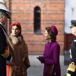 Los Reyes Felipe y Letizia y Carlos Gustavo y Silvia de Suecia hablando en la bienvenida a los Reyes de España por su Visita de Estado a Suecia