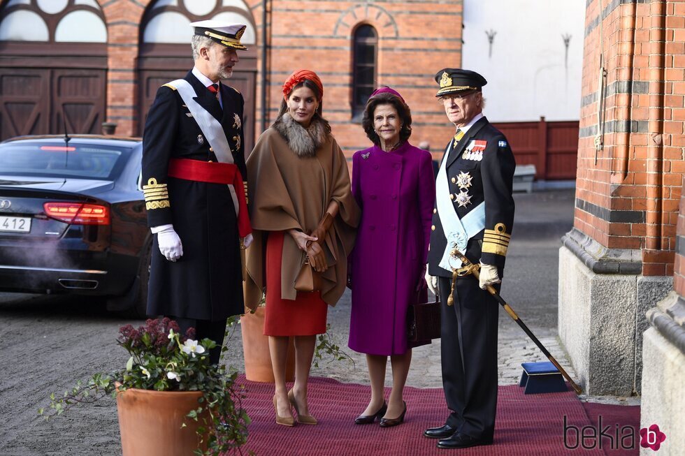 Los Reyes Felipe y Letizia con los Reyes de Suecia al comienzo de su Visita de Estado a Suecia