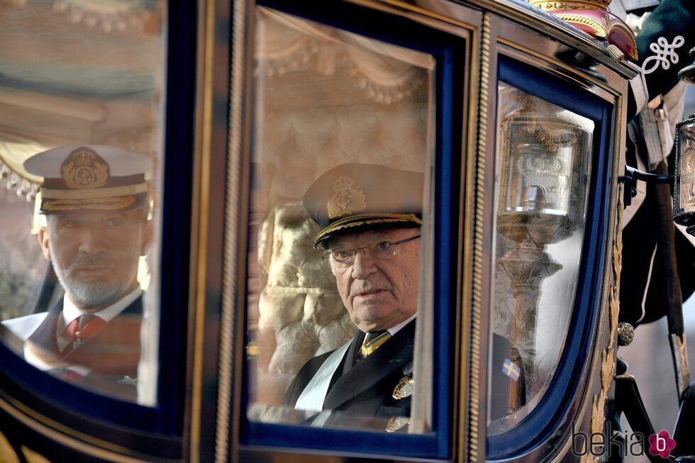 El Rey Felipe y Carlos Gustavo de Suecia en carruaje en la bienvenida a los Reyes de España por su Visita de Estado a Suecia