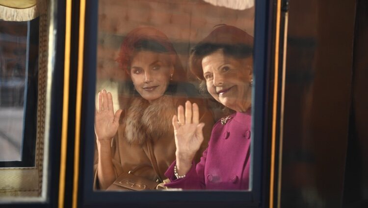 La Reina Letizia y Silvia de Suecia en carruaje en la bienvenida a los Reyes de España por su Visita de Estado a Suecia