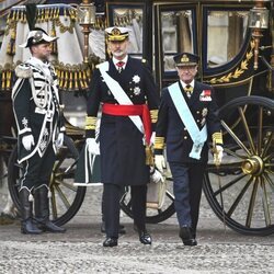 El Rey Felipe y Carlos Gustavo de Suecia a su llegada al Palacio Real de Estocolmo en la Visita de Estado de los Reyes de España a Suecia