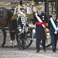 El Rey Felipe y Carlos Gustavo de Suecia a su llegada al Palacio Real de Estocolmo en la Visita de Estado de los Reyes de España a Suecia