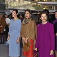 Victoria de Suecia, la Reina Letizia y Silvia de Suecia en el Instituto Karolinska