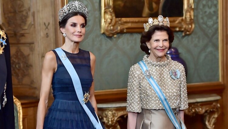 La Reina Letizia y Silvia de Suecia en la cena de gala a los Reyes de España