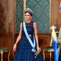 La Reina Letizia con la tiara Flor de Lis y vestido de H&M en la cena de gala por la Visita de Estado de los Reyes de España a Suecia