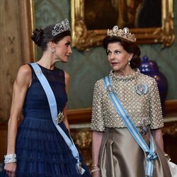 La Reina Letizia y Silvia de Suecia hablando en la cena de gala por la Visita de Estado de los Reyes de España a Suecia