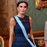 La Reina Letizia con la tiara Flor de Lis en la cena de gala en su honor en el Palacio Real de Estocolmo