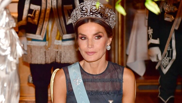 La Reina Letizia con la tiara Flor de Lis en la cena de gala por la Visita de Estado de los Reyes de España a Suecia