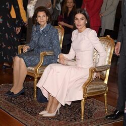 Silvia de Suecia y la Reina Letizia en la Biblioteca Bernadotte