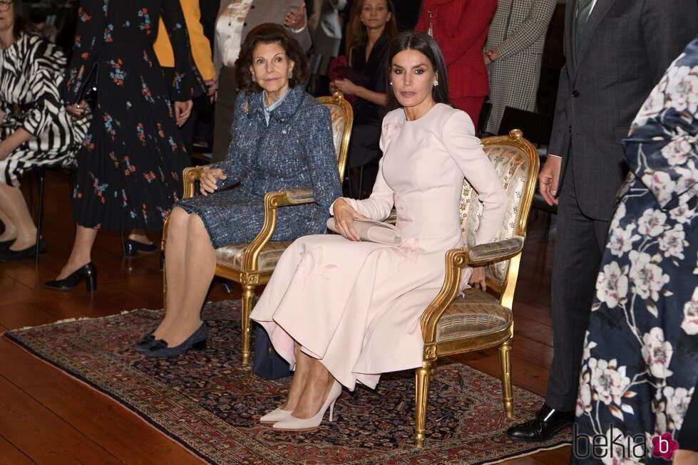 Silvia de Suecia y la Reina Letizia en la Biblioteca Bernadotte