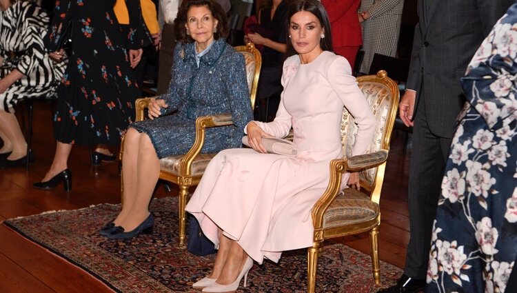 Silvia de Suecia y la Reina Letizia en la Biblioteca Bernadotte