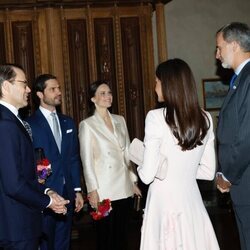 Los Reyes Felipe y Letizia hablando con Victoria y Daniel de Suecia y con Carlos Felipe y Sofia de Suecia en el Ayuntamiento de Estocolmo