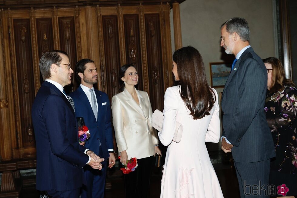 Los Reyes Felipe y Letizia hablando con Victoria y Daniel de Suecia y con Carlos Felipe y Sofia de Suecia en el Ayuntamiento de Estocolmo