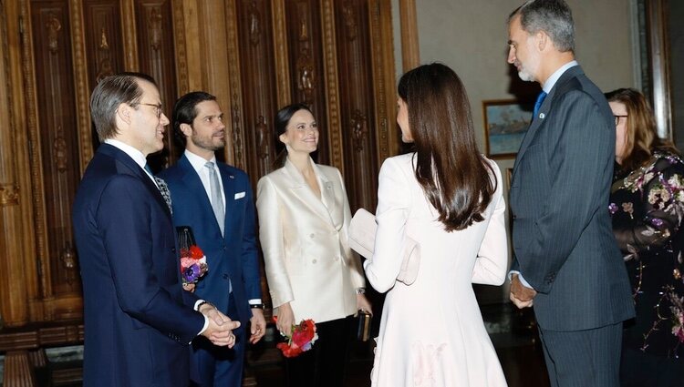 Los Reyes Felipe y Letizia hablando con Victoria y Daniel de Suecia y con Carlos Felipe y Sofia de Suecia en el Ayuntamiento de Estocolmo