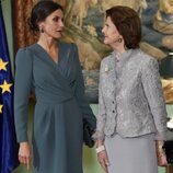 La Reina Letizia y Silvia de Suecia hablando en la Residencia de la Embajada de España por la Visita de Estado de los Reyes de España a Suecia