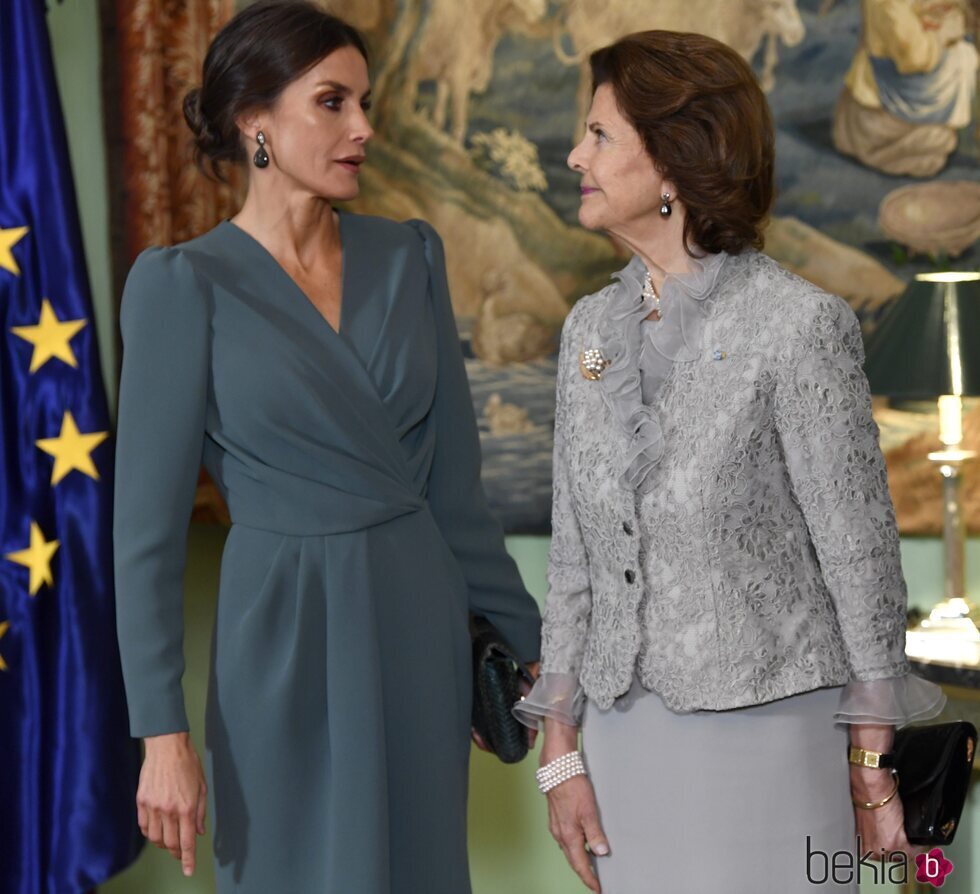 La Reina Letizia y Silvia de Suecia hablando en la Residencia de la Embajada de España por la Visita de Estado de los Reyes de España a Suecia