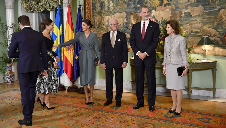 La Reina Letizia, muy atenta con Victoria de Suecia en presencia del Rey Felipe y Carlos Gustavo y Silvia de Suecia