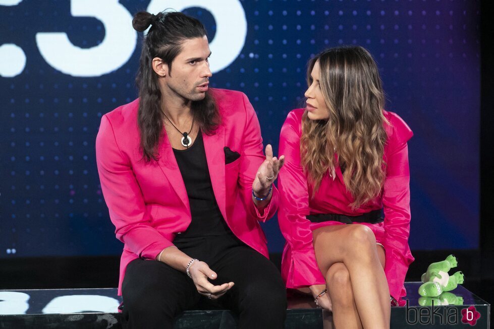 Cristina Porta y Luca Onestini hablando en la gala 11 de 'Secret Story'