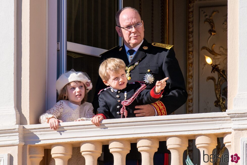 Alberto de Mónaco, Jacques de Mónaco y Gabriella de Mónaco en el balcón del Palacio Grimaldi