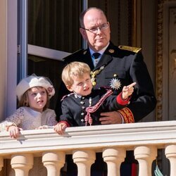 Alberto de Mónaco, Jacques de Mónaco y Gabriella de Mónaco en el balcón del Palacio Grimaldi