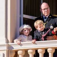 Alberto de Mónaco, Jacques de Mónaco y Gabriella de Mónaco en el balcón del Palacio Grimaldi